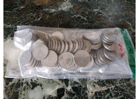 לוט של 100 מטבעות ישנים של 100 פרוטה.