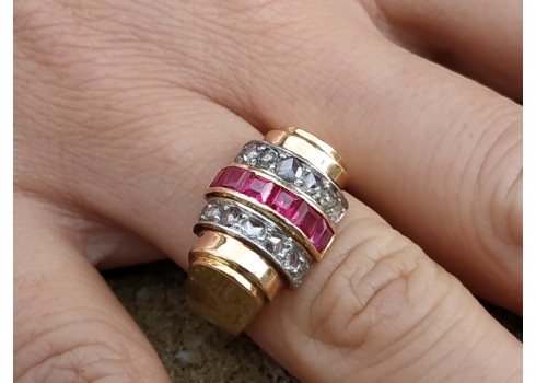 טבעת רטרו מרשימה, עשויה זהב משובצת רובינים אדומים וביהלומים