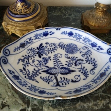 כלי חרסינה עתיק, מעוטר בדגם 'הבצל הכחול' (Blue Onion) הידוע גם כ: 'צביבלמוסטר'