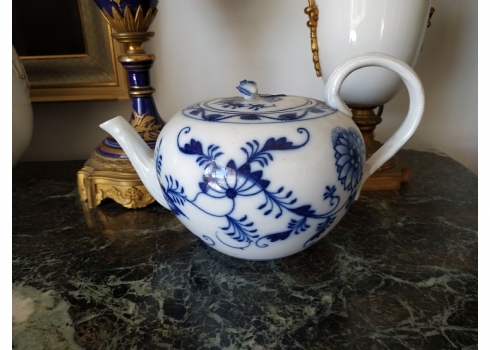 קומקום תה גרמני עתיק מהמאה ה-19, מעוטר בכחול קובלט בדגם 'הבצל הכחול' Blue Onion