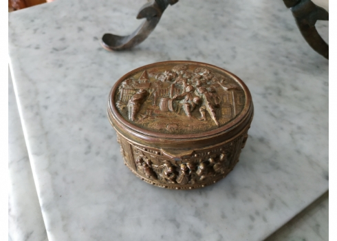 קופסת תכשיטים עתיקה אובאלית מעוטרת עיטורי בלט של דמויות מאה 19