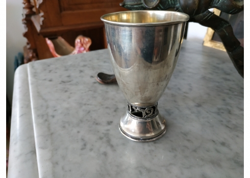 גביע קידוש ישראלי עשוי כסף '800', מעוטר בכיתוב: 'בורא פרי הגפן'