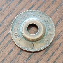אסימון ברונזה משנת 1953, ישראל, עם הספרה 8.