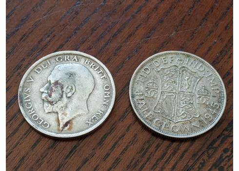 זוג מטבעות כסף, בריטניה, חצי כתר, מהשנים: 1916, 1945, משקל: 28 גרם כסף.