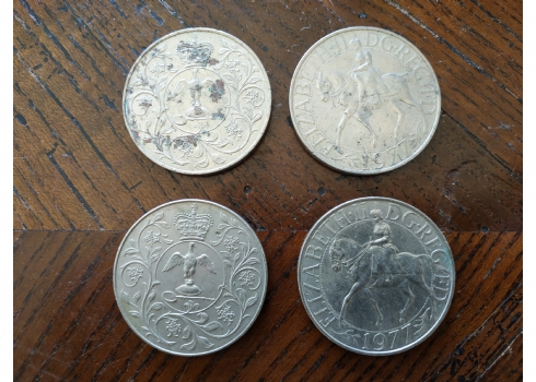 לוט של 4 מטבעות זיכרון, בריטניה, 25 פני, משנת: 1977.
