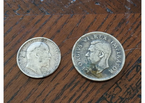 לוט של שני מטבעות כסף אנגלים, שילינג אחד משנת 1910, חצי כתר משנת 1942