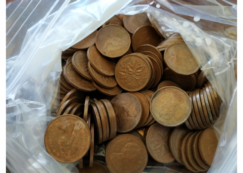 לוט של כמה עשרות של מטבעות סנט אחד (קנדיים) מהמאה העשרים.