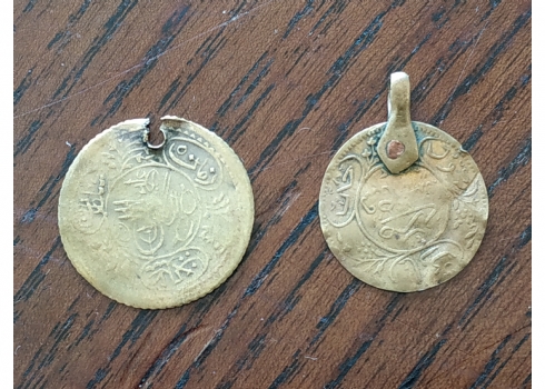 לוט של שני מטבעות זהב עותמניים עתיקים מהמאה ה-19 (מוחמד השני) אחד עם חור ותליון