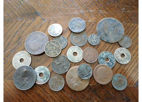 לוט של 23 מטבעות עתיקים שונים ממדינות שונות.