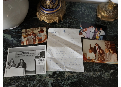לוט של מכתב מקורי בכתב ידו של מר יצחק נבון ועוד ארבעה צילומים