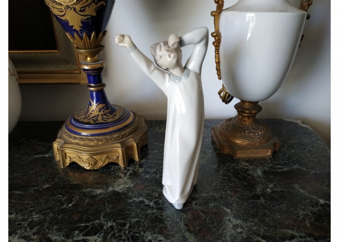 פסל פורצלן ספרדי מתוצרת: 'ידרו' (Lladro), בדמות ילד בכותונת לילה מתמתח בבוקר