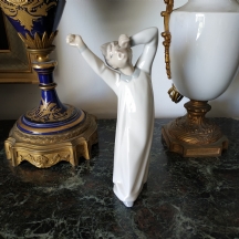 פסל פורצלן ספרדי מתוצרת: 'ידרו' (Lladro), בדמות ילד בכותונת לילה מתמתח בבוקר
