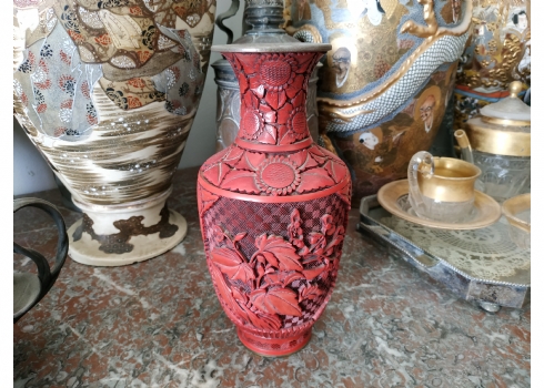 אגרטל לכה סיני ישן, עשוי פליז, מעוטר לכה אדומה מסוג 'Red Cinnabar'