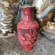 אגרטל לכה סיני ישן, עשוי פליז, מעוטר לכה אדומה מסוג 'Red Cinnabar'