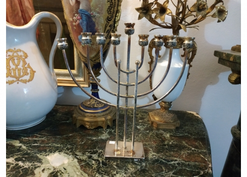 חנוכיה ישראלית ישנה, עשויה מתכת מצופה כסף