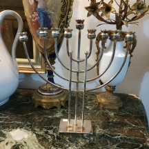 חנוכיה ישראלית ישנה, עשויה מתכת מצופה כסף