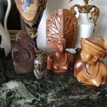 לוט של 5 פסלים, שלושה עשויים עץ מגולף ושניים עשויים אבן