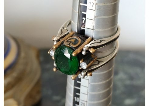 טבעת 'מתהפכת' עשויה כסף 'סטרלינג' (925) ונחושת, חתומה, משובצת בצד אחד אבן ירוקה