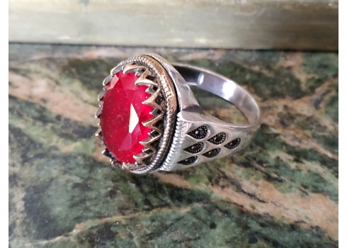 טבעת עשויה כסף 'סטרלינג' (925) ונחושת, חתומה, משובצת אבן אדומה