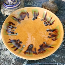לאספני קרמיקה ישראלית ישנה - קערת קרמיקה מתוצרת קרנת, מעוטרת וחתומה