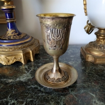 לוט של גביע קידוש ישראלי ישן מתוצרת חברת 'הצורפים' ותחתית שניהם עשויים כסף '800'