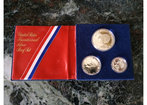 מארז אמריקאי משנת 1976 ובו שלושה מטבעות כסף (כסף '400')