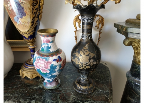 לוט של שני אגרטלים, אחד אגרטל קלואזונה (Cloisonne) סיני ישן ופגום וכד מתכת הודי