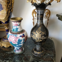 לוט של שני אגרטלים, אחד אגרטל קלואזונה (Cloisonne) סיני ישן ופגום וכד מתכת הודי