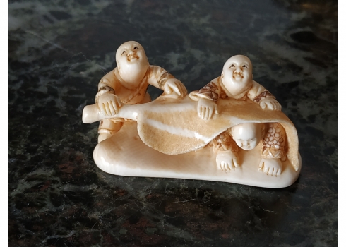 נטסקה שנהב עתיק ואיכותי בדמות שלושה ילדים משחקים עם עלה גדול