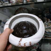 לאספני קרמיקה ישראלית ישנה - כלי קרמיקה ישראלי לסידור פרחים מתוצרת קרנת