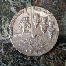 מדליה ישנה עשויה נחושת מצופה ניקל, מעוטרת בדיוקנו של האפיפיור פאולוס השישי