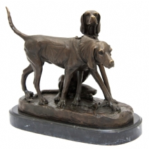 פסל ברונזה בדמות שני כלבי ציד