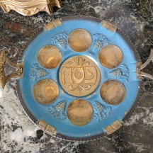 צלחת פסח ישראלית ישנה, עשויה מתכת מעוטרת אמייל