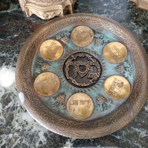 צלחת פסח ישראלית ישנה, עשויה מתכת מעוטרת אמייל