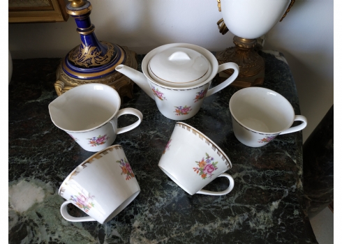 לוט כלי פורצלן רוסים ישנים כולל קנקן תה, קנקן חלב ושלושה ספלים תואמים