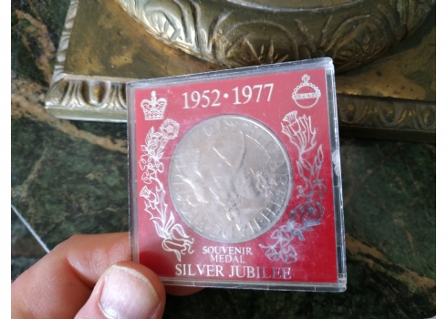 מדליה אנגלית ישנה  'Souvenir Medal Silver Jubilee 1952-1977'