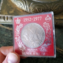 מדליה אנגלית ישנה  'Souvenir Medal Silver Jubilee 1952-1977'