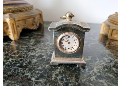 שעון שולחני מיניאטורי עתיק עשוי ברונזה מצופה כסף