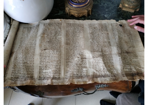 מגילת אסתר עתיקה כתב יד על קלף, כפי הנראה כבת 150 שנה