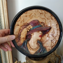 תבליט חרס דקורטיבי עגול לתליה על הקיר