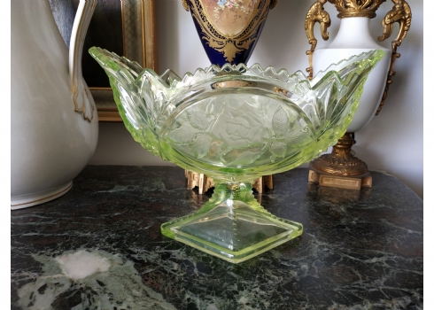 כלי זכוכית עתיק מסוף המאה ה-19, עשוי 'זכוכית אורניום' (Uranium glass) ירוקה, גוב