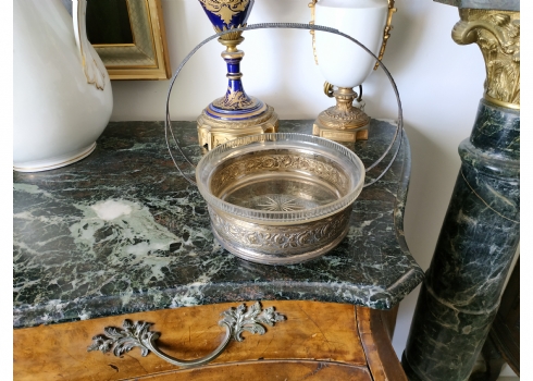 לי עתיק מסוף המאה ה-19, עשוי מתכת מצופה כסף, בתוכו כלי זכוכית נשלף 'Liner' מקורי