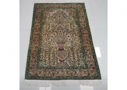 שטיח הרקה טורקי ישן ואיכותי משי על בסיס משי, עבודת יד, פגמים (מצולמים בתקריב)