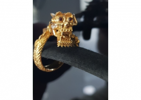 טבעת גבר עתיקה ומרשימה מעוצבת כדרקון העיניים משובצות אבני רובי ויהלומים