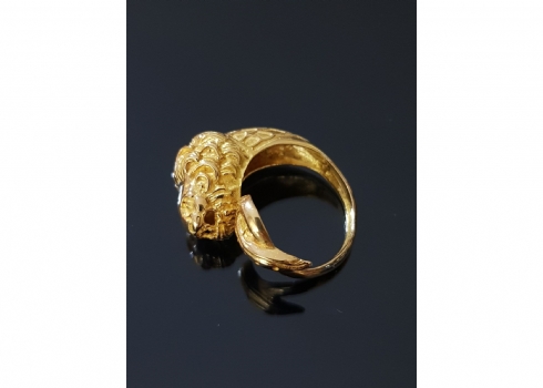 טבעת זהב עתיקה עשויה זהב צהוב מפוסלת כראש אריה