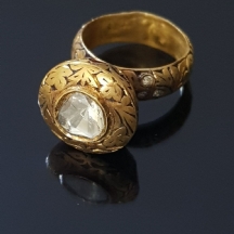 טבעת עתיקה ומרשימה מאד, עשויה זהב משובצת במרכזה יהלום גדול בליטוש עתיק