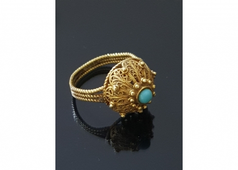טבעת זהב עתיק בעבודת פיליגראן עדינה ואיכותית במיוחד, משובצת במרכזה אבן טורקיז