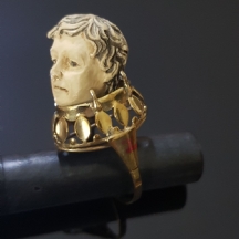 טבעת ישנה עשויה זהב צהוב 9 קארט (חתום) משובצת ראש מגולף בחומר יצוק דמוי שנהב