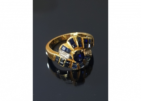 טבעת ישנה עשויה זהב משובצת אבני ספיר כחולות ויהלומים קטנים