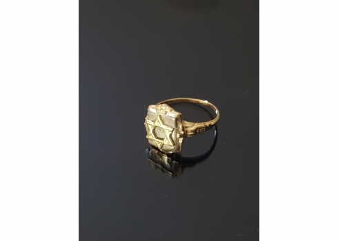 טבעת עתיקה לגבר עשויה זהב צהוב 14 קארט (חתום) ומעוטרת בחלקה העליון בדגם מגן דוד